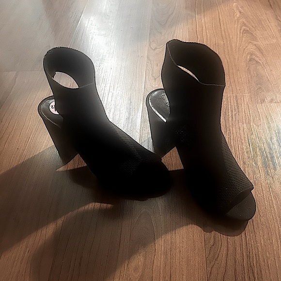 Chic Black Women's Heeled Boots - Picture 1 of 4